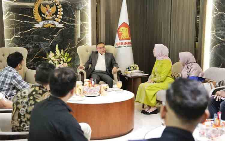 Wakil Ketua DPR RI Sufmi Dasco Ahmad saat menerima serikat pekerja Telkom dengan direksi Telkom di kompleks parlemen, Jakarta. ANTARA/HO-DPR