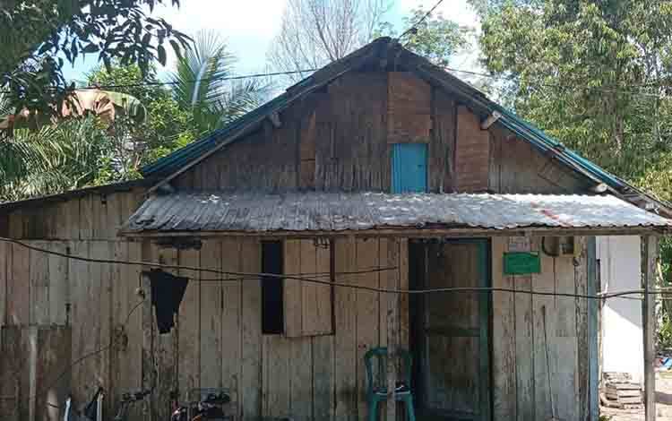 Salah satu rumah tidak layak huni di Kabupaten Barito Timur. (FOTO: AGUSTINUS BOLE MALO)