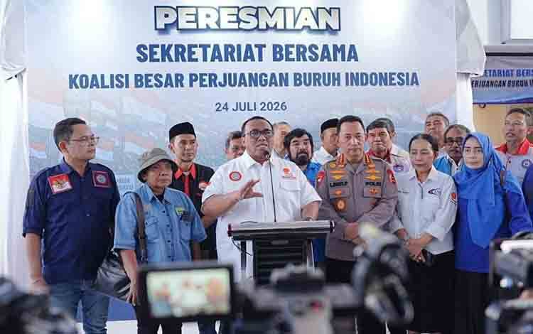 Presiden Konfederasi Serikat Pekerja Seluruh Indonesia (KSPSI) Andi Gani Nena Wea (ketiga kiri) dan Kapolri Jenderal Polisi Listyo Sigit Prabowo (tengah) saat peresmian Sekretariat Bersama Koalisi Besar Perjuangan Buruh Indonesia di Jakarta Selatan, Jumat (24/7/2026). ANTARA/HO-KSPSI