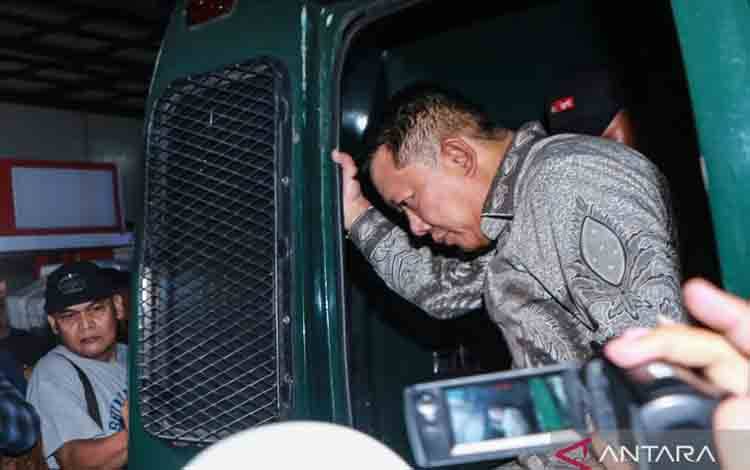 Tersangka mantan Jaksa Agung Muda Tindak Pidana Khusus (Jampidsus) Febrie Adriansyah (kanan) turun dari mobil tahanan setibanya di Rutan Cabang KPK, Gedung KPK, Jakarta, Jumat (24/7/2026). Kejaksaan Agung menitipkan penahanan Febrie Adriansyah di Rutan KPK untuk menghindari konflik kepentingan terkait kasus dugaan Tindak Pidana Pencucian Uang (TPPU). ANTARA FOTO/Asprilla Dwi Adha/sgd