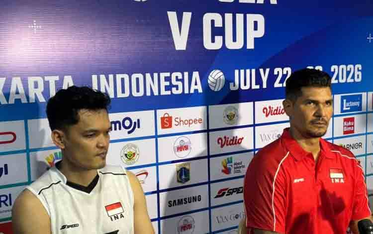 Outside hitter timnas Indonesia Sigit Ardian (kiri) bersama pelatih timnas Indonesia Reidel Toiran (kanan) dalam konferensi pers seusai pertandingan Indonesia melawan Filipina dalam leg kedua SEA V Cup 2026 di Jakarta Internasional Velodrome, Jakarta, Jumat (24/07/2026). (ANTARA/FAJAR SATRIYO)