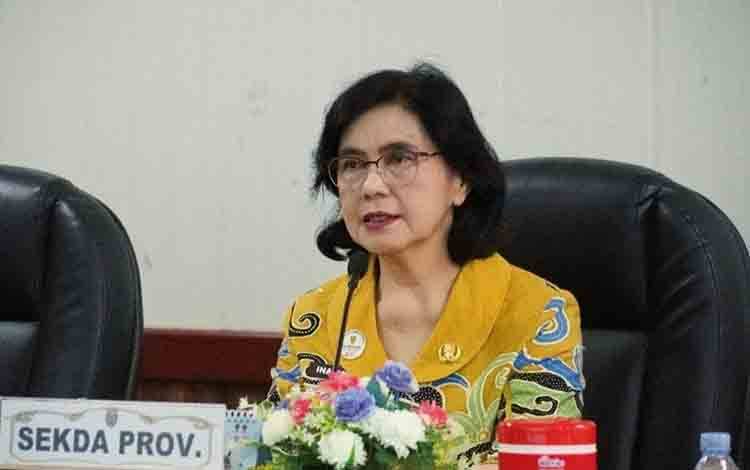 Sekda Kalteng Linae Victoria Aden saat pimpin Rapat Persiapan Penguatan Peran Kepala Daerah dan Lurah dalam Mewujudkan Kalimantan Tengah yang Siap Mengantisipasi Bencana Alam dan Bebas Kebakaran Hutan dan Lahan (Karhutla). (FOTO:KKG)