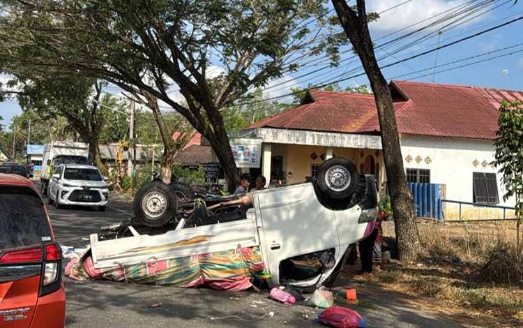 Kecelakaan lalu lintas yang terjadi di Jalan Ahmad Yani, Desa Tanah Intan, Kecamatan Simpang Empat, Kabupaten Banjar, Kalimantan Selatan, Sabtu pagi, 25 Juli 2026. (FOTO: BIB Kalimantan)