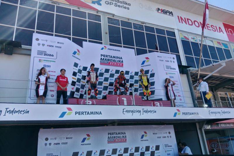 Sejumlah pembalap ajang MRS 2026 di Sirkuit Mandalika, Nusa Tenggara Barat (NTB) saat naik podium di Lombok Tengah, Sabtu (25/7/2026). ANTARA/Akhyar Rosidi.