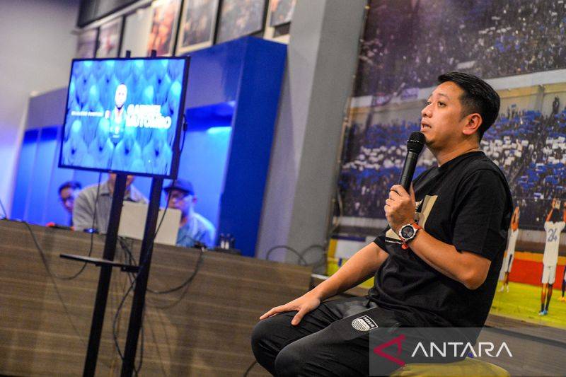 Arsip foto - Deputy CEO Persib Bandung Adhitia Herawan mengumumkan pemain baru Persib Bandung di Graha Persib di Bandung, Jawa Barat, Senin (29/6/2026). ANTARA FOTO/Raisan Al Farisi/agr