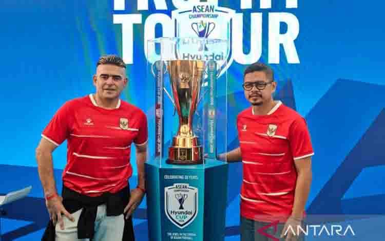 Dua legenda tim nasional sepak bola Indonesia Bambang Pamungkas (kanan) dan Cristian Gonzalez (kiri) berfoto dalam acara Trophy Tour ASEAN Hyundai Cup 2026 di Jakarta, Sabtu (25/7/2026). ANTARA/Aloysius Lewokeda
