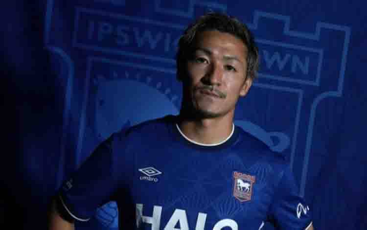 Pemain timnas Jepang resmi gabung Ipswich Town dari Celtic pada Sabtu (25/7/2026). Instagram/ipswichtown