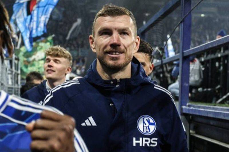 Penyerang Bosnia dan Herzegovina, Edin Dzeko dikabarkan telah sepakati kontrak baru dengan Schalke hingga 2027 pada Minggu (26/7/2027). Schalke04.de