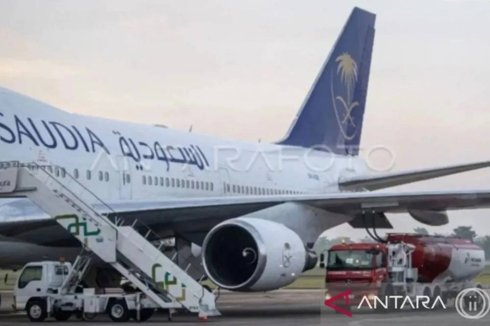 Ilustrasi - Petugas mengisi avtur ke pesawat Boeing 747-400 dengan nomor penerbangan SV 5177 milik maskapai penerbangan Saudia di Bandara Sultan Mahmud Baddarudin (SMB) II Palembang, Sumatera Selatan, Minggu (12/5/2024). (Dok ANTARA)