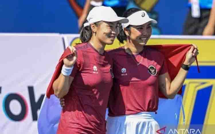 Arsip - Petenis ganda putri Indonesia Janice Tjen (kiri) dan Aldila Sutjiadi (kanan) berpose bersama pada final tenis ganda putri SEA Games 2025 di National Tennis Development Center, Pak Kret, Nothanburi, Bangkok, Thailand, Jumat (19/12/2025). (ANTARA FOTO/Nova Wahyudi/sgd/pri.)