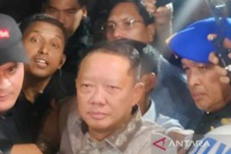 Mantan Jaksa Agung Muda Bidang Tindak Pidana Khusus (Jampidsus) Febrie Adriansyah (tengah) berjalan menuju mobil tahanan di Gedung Utama Kejaksaan Agung, Jakarta, Jumat (24/7/2026). ANTARA/Nadia Putri Rahmani