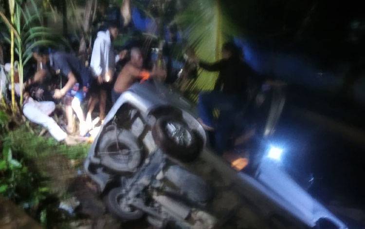 Kondisi TKP sesaat pascainsiden lakalantas di Jalan Pemuda, Handel Mawar, Kecamatan Pulau Petak, Kabupaten Kapuas, pada Senin malam, 27 Juli 2026. (FOTO: TRC Kapuas)
