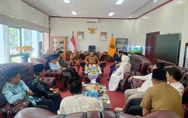 Wakil Gubernur Kalimantan Tengah, H Edy Pratowo menerima audiensi Poly Energy, MadKU dan PWNU Kalteng. (FOTO: Istimewa)