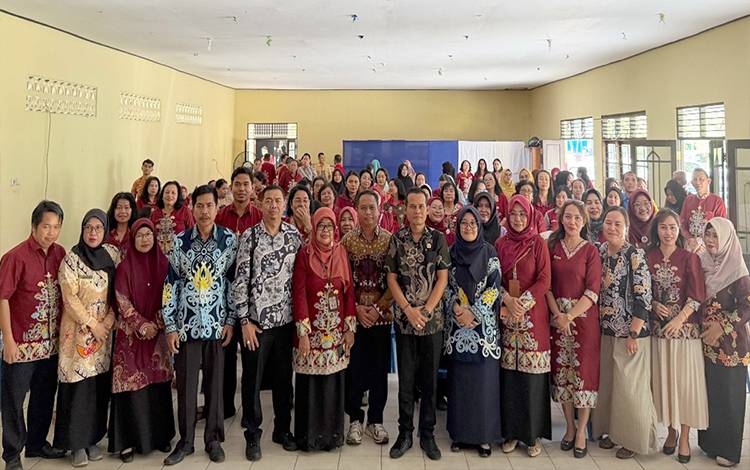 Anggota Komisi III DPRD Palangka Raya, Arif M. Norkim beserta rombongan saat laksanakan kunjungan kerja disalah satu sekolah (Foto:Untuk BORNEONEWS)
