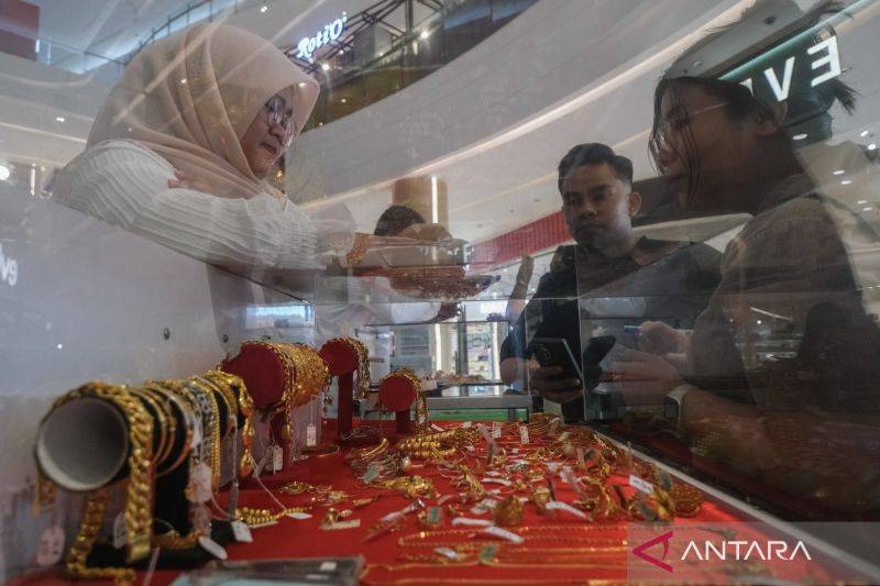 Pegawai Pegadaian memberi edukasi tabungan emas kepada warga di salah satu pusat perbelanjaan di Kendari, Sulawesi Tenggara, Sabtu (25/7/2026). ANTARA FOTO/Andry Denisah/nym.