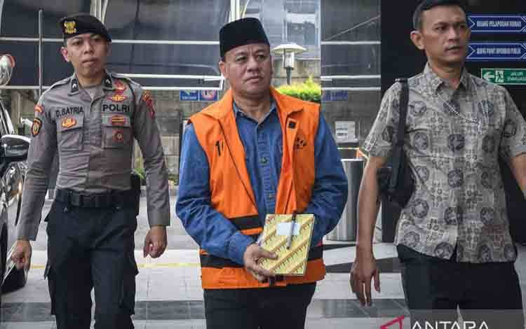 Tersangka kasus dugaan suap jual beli jabatan sekretaris daerah, Suhardiman Amby (tengah) berjalan menuju ruang pemeriksaan di Gedung Merah Putih KPK, Jakarta, Jumat (24/7/2026). KPK melakukan pemeriksaan lanjutan terhadap Bupati nonaktif Kuantan Singingi (Kuansing) tersebut sebagai tersangka kasus dugaan suap jual beli jabatan sekretaris daerah di lingkungan Pemerintah Kabupaten Kuantan Singingi selama 2021-2026. ANTARA FOTO/Reno Esnir/sth/YU (ANTARA FOTO/RENO ESNIR)