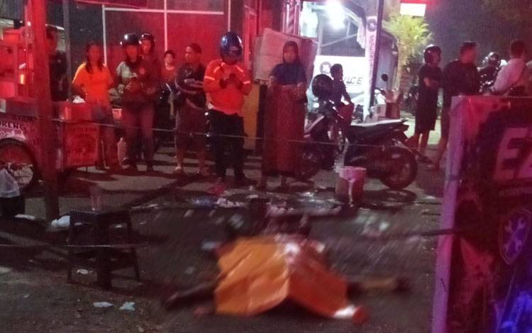 Jasad korban saat dilakukan olah TKP di Jalan Veteran, Kompleks A. Yani, Kelurahan Pengambangan, Kecamatan Banjarmasin Timur, Kota Banjarmasin, Kamis malam, 30 Juli 2026. (FOTO: Rescue Bjm)