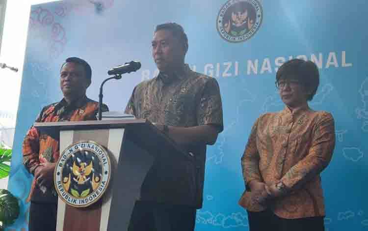 Kepala BGN Sudaryono (tengah) dalam konferensi pers di Jakarta, Jumat (31/7/2026). ANTARA/Anita Permata Dewi