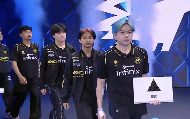 Tangkap layar - Wakil Indonesia tim esports ONIC ID memasuki arena pertandingan babak semifinal Mobile Legends: Bang Bang Mid Season Cup (MSC) 2026 yang berlangsung dalam Esports World Cup (EWC) 2026 di Paris, Prancis, Jumat (31/7/2026). (Youtube.com/MPL Indonesia)
