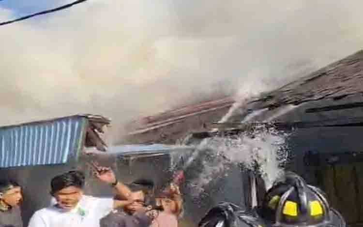 Proses pemadaman kebakaran yang melanda kawasan pemukiman padat di Gang Sepakat, Jalan Mayjen Sutoyo S No. 32 RT 10, Kelurahan Telaga Biru, Kecamatan Banjarmasin Barat, Kota Banjarmasin, Sabtu pagi, 1 Agustus 2026. (FOTO: BIB Kalimantan)