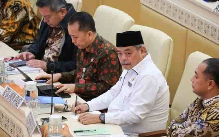 Ketua Umum Asosiasi Pemerintah Kabupaten Seluruh Indonesia (Apkasi) Bursah Zarnubi mengikuti Rapat Kerja dan Rapat Dengar Pendapat Umum (RDPU) Komisi II DPR RI bersama Kementerian Dalam Negeri dan asosiasi pemerintah daerah di Kompleks Parlemen, Senayan, Jakarta, Kamis (30/7/2026). (ANTARA/HO-Apkasi)