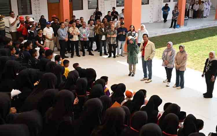 Menteri Keuangan Purbaya Yudhi Sadewa meninjau pelaksanaan Program Sekolah Rakyat di Sekolah Rakyat Terintegrasi 2 Kota Surabaya, Jawa Timur, Sabtu (1/8/2026). (ANTARA/HO-Kementerian Keuangan)