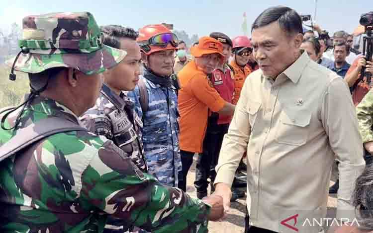Menko Polkam Jenderal TNI (Purn) Djamari Chaniago (kanan) memberikan semangat kepada para petugas pada kunjungan kerja meninjau penanggulangan kebakaran hutan dan lahan (karhutla) di Banjarbaru, Kalimantan Selatan, Sabtu (1/8/2026). ANTARA/Tumpal Andani Aritonang