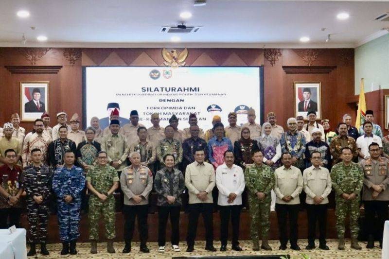 Menko Polkam Jenderal TNI (Purn) Djamari Chaniago (tengah) foto bersama usai ramah tamah dengan pemerintah daerah dalam kunjungan kerja di Banjarbaru, Kalimantan Selatan, Sabtu (1/8/2026). (ANTARA/HO-Pemprov Kalsel)
