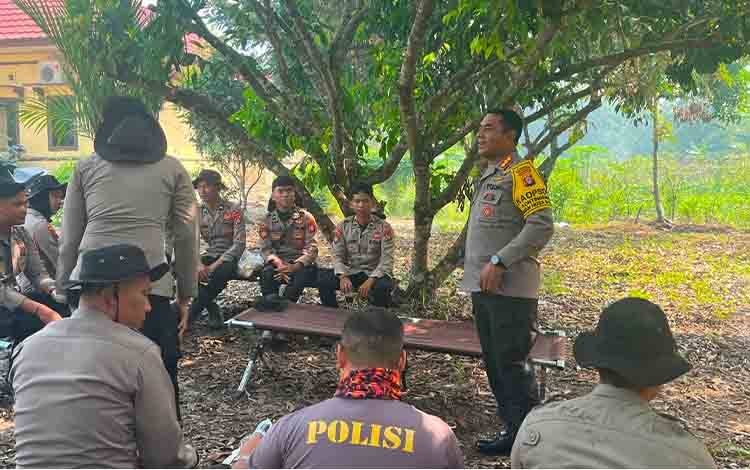 Dirsamapta Polda Kalteng Kombes Pol Viddy Dasmasela saat memberi arahan dan semangat kepada personel penanganan Karhutla. (Foto : IST)