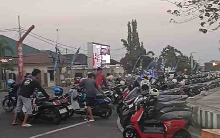 Situasi parkir kendaraan di kawasan Stadion Panunjung Tarung, Kuala Kapuas, Minggu, 2 Agustus 2026. (FOTO: Yanur)