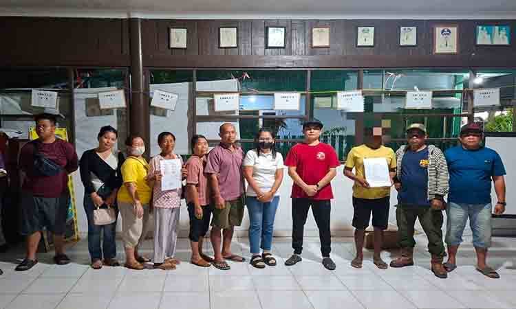 Terduga pelaku berfoto bersama usai sepakat kejadian kebakaran di selesaikan secara kekeluargaan di saksikan Lurah Pahandut Ahmad Reza (Foto : IST)