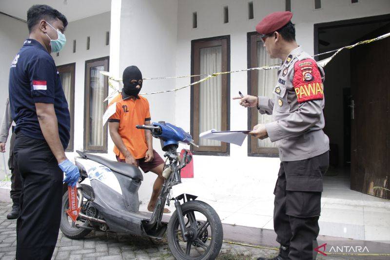 Tersangka Haikal (tengah) memperagakan salah satu adegan dalam rekonstruksi kasus pencurian dengan kekerasan yang mengakibatkan korban mahasiswi NDR tewas di kamar indekos kawasan Gomong, Mataram, NTB, Senin (3/8/2026). ANTARA/Dhimas B.P.