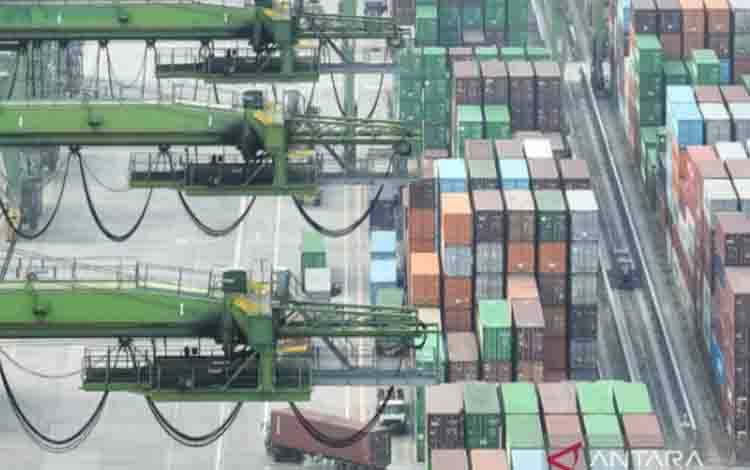 Foto udara truk mengangkut peti kemas melintas di Dermaga Pelabuhan Tanjung Priok, Jakarta, Kamis (2/7/2026). ANTARA FOTO/M Risyal Hidayat/nym.
