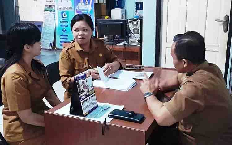 Admin PPID Pelaksana Dinas Pendidikan Barito Timur melakukan koordinasi dan konsultasi teknis dengan PPID Utama di Dinas Komunikasi, Informatika, Persandian dan Statistik, Senin, 3 Agustus 2026. (FOTO: MMC)