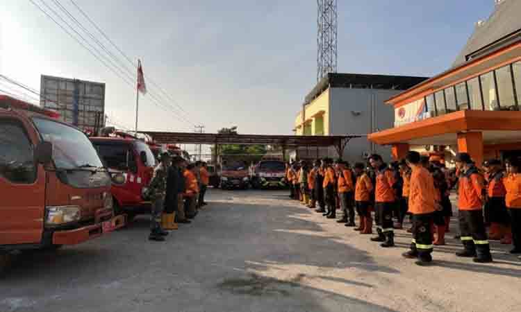 Personel mengikuti apel pagi sebelum pelaksanaan patroli dan kesiapsiagaan penanggulangan kebakaran hutan dan lahan (Karhutla). (FOTO: BPBPK)