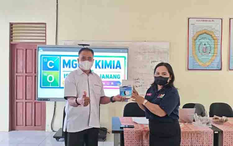 Penyerahan masker secara simbolis. SMAN 1 Paku bergerak cepat menindaklanjuti Surat Edaran Dinas Pendidikan Provinsi Kalimantan Tengah terkait antisipasi dampak kabut asap dengan membagikan masker gratis. (FOTO: DISDIK KALTENG)