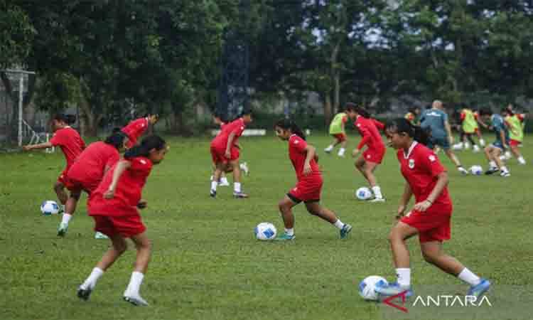 Pesepak bola Timnas Putri Indonesia U-17 menjalani sesi latihan di Lapangan Sutasoma, Halim, Jakarta, Sabtu (2/5/2026). ANTARA FOTO/Asprilla Dwi Adha/kye