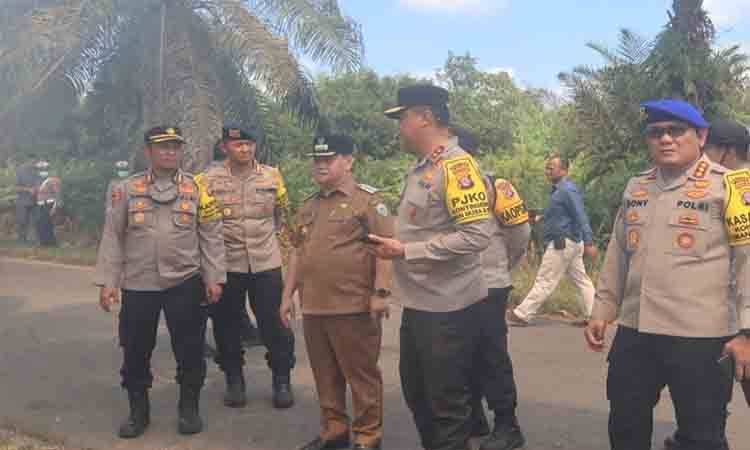 Bupati Kotawaringin Timur Halikinnor mendampingi Kapolda Kalteng Irjen Pol Iwan Kurniawan meninjau lokasi karhutla, Selasa, 4 Agustus 2026. (FOTO: IST)