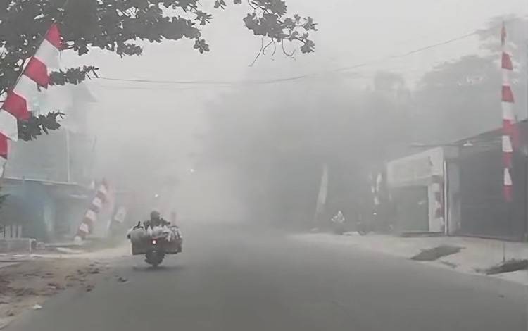 Kabut Asap di Jalan S Parman Sampit, Rabu, 5 Agustus 2026. (FOTO: DEWIP)