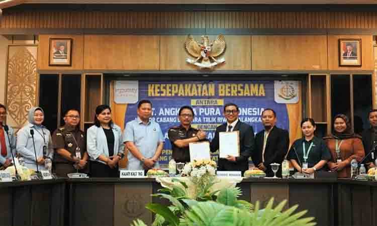 Kajati Kalteng Nurcahyo Jungkung Madyo saat menunjukan dokumen kerja sama dengan PT Angkasa Pura II Bandara Tjilik Riwut (Foto : IST)