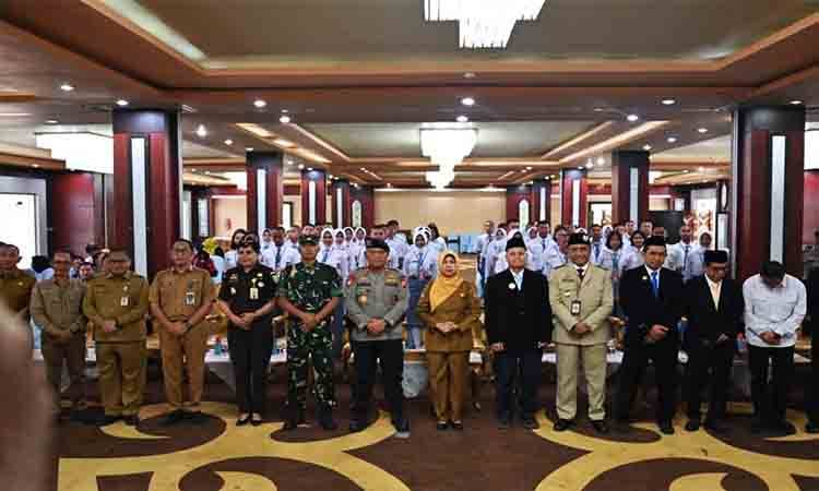 Plt. Asisten Pemerintahan dan Kesejahteraan Rakyat Setda Provinsi Kalimantan Tengah Lisda Arriyana menyapa calon Paskibraka usai pembukaan Pemusatan Diklat Calon Paskibraka Provinsi Kalimantan Tengah Tahun 2026. (FOTO: BIRO ADPIM KALTENG)