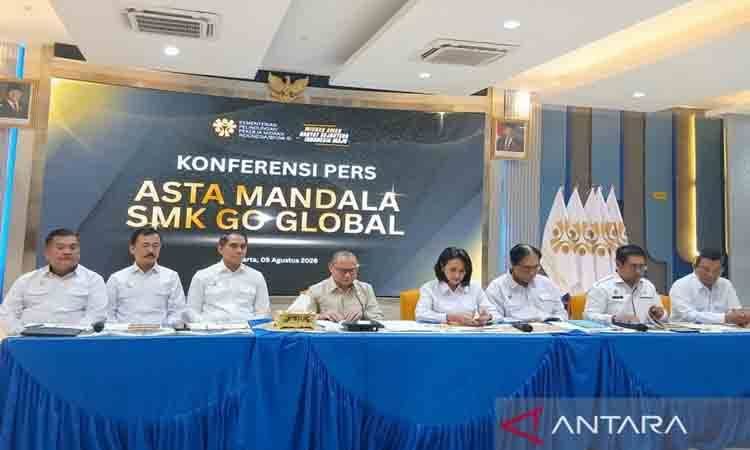 Menteri Pelindungan Pekerja Migran Indonesia (P2MI) Mukhtarudin (keempat dari kiri) dan Wakil Menteri P2MI Christina Aryani (keempat dari kanan) menghadiri konferensi pers di Jakarta, Rabu (5/8/2026). (ANTARA/Uyu Septiyati Liman)