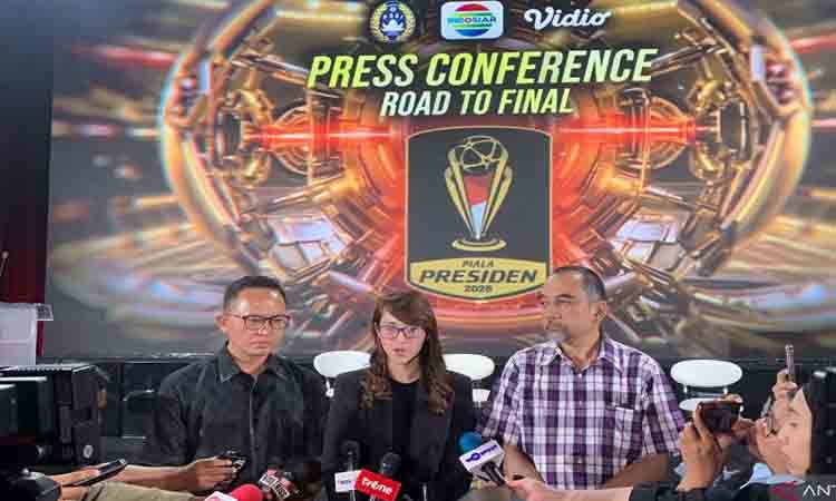 Ketua Organizing Committee (OC) Piala Presiden 2026 Tsamara Amany (tengah) menemui awak media setelah jumpa pers di Jakarta, Rabu (4/8/2026). (ANTARA/Zaro Ezza Syachniar)