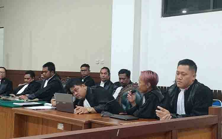 Kantor Hukum Windu Sukmono SH dan Partner saat mengikuti sidang kasus korupsi Zirkon dan turunannya di Pengadilan Tipikor Palangka Raya, Kamis, 6 Agustus 2026. (FOTO: PATHUR)
