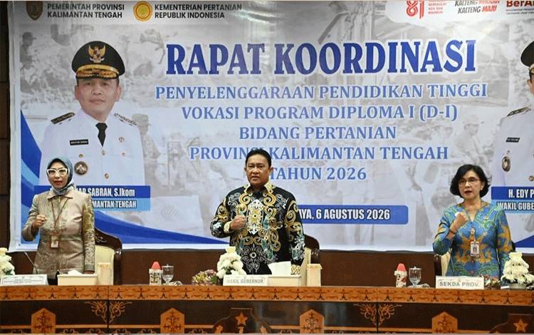 Wakil Gubernur Kalimantan Tengah Edy Pratowo didampingi Sekretaris Daerah Provinsi Kalimantan Tengah Linae Victoria Aden dan Kepala BPPSDMP Kementerian Pertanian Idha Widi Arsanti pada Rapat Koordinasi Pendidikan Tinggi Vokasi Bidang Pertanian di Palangka Raya, Kamis, 6 Agustus 2026. (FOTO: FRY)