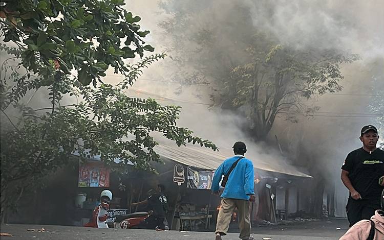 Situasi saat terjadinya kebakaran di kawasan pertokoan di Pasar Teluk Dalam, Jalan Sutoyo S, Kelurahan Teluk Dalam, Kecamatan Banjarmasin Tengah pada Jumat, 7 Agustus 2026. (FOTO: BIB Kalimantan)