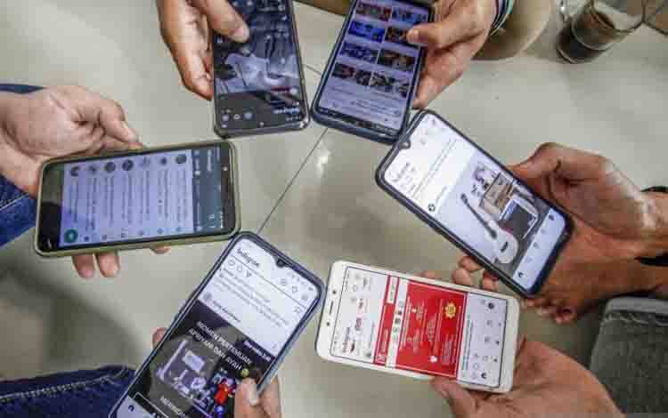 Warga mengakses internet dari perangkat ponsel mereka di Bogor, Jawa Barat, Jumat (13/8/2021). ANTARA FOTO/Yulius Satria Wijaya/hp. (ANTARA FOTO/YULIUS SATRIA WIJAYA)