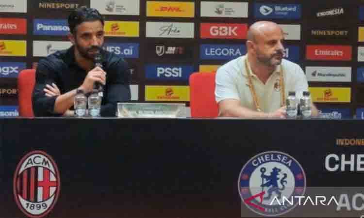 Pelatih AC Milan Ruben Amorim (pertama kiri) memberikan keterangan dalam konferensi pers seusai laga pramusim melawan Chelsea di Stadion Utama Gelora Bung Karno (SUGBK), Senayan, Jakarta, Sabtu (8/8/2026). (ANTARA/Aloysius Lewokeda)