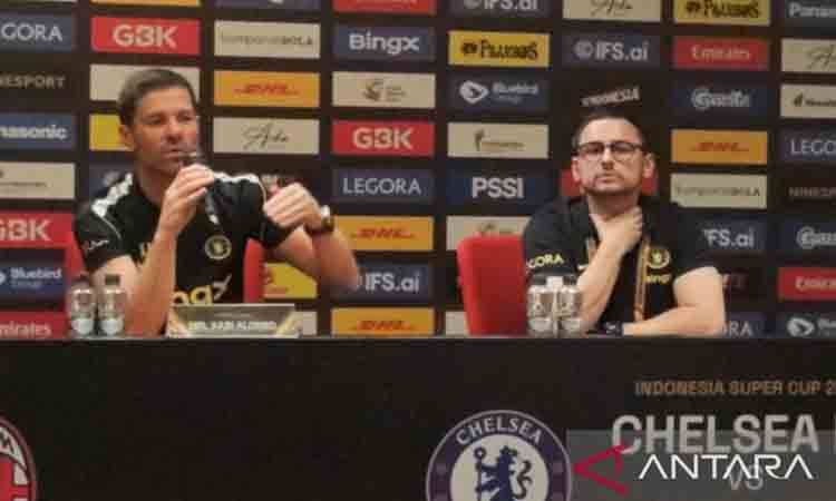 Manajer Chelsea Xabi Alonso (pertama kiri) memberikan keterangan dalam konferensi pers seusai laga pramusim melawan AC Milan di Stadion Utama Gelora Bung Karno (SUGBK), Senayan, Jakarta, Sabtu (8/8/2026). (ANTARA/Aloysius Lewokeda)