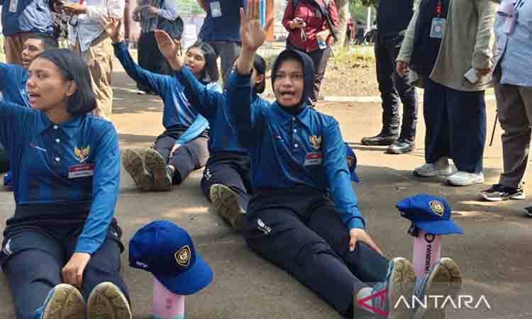 Siswi Sekolah Rakyat Terintegrasi 22 Polewali Mandar, Sulawesi Barat Ismi Ulfaida (kanan depan) saat beristirahat usai mengikuti latihan gabungan Paskibraka di Pusat Pengembangan Sumber Daya Manusia (PPSDM) Kementerian Pendidikan Dasar dan Menengah, Depok, Jawa Barat, Sabtu (8/8/2026). (ANTARA/Fathur Rochman)
